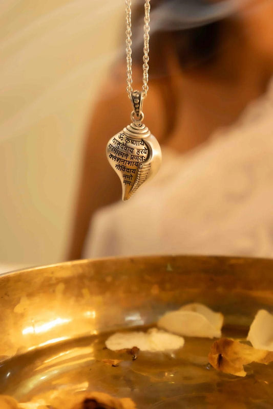 Shri Krishna Shankha Pendant
